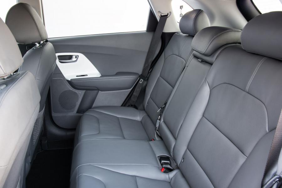 Интерьер Kia Niro First Edition 2016 года  (UK) (фото 3 из 23)